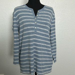 Woman’s CHAPS 3/4 sleeve, large, blue& white button neck polo shirt;Excellent!